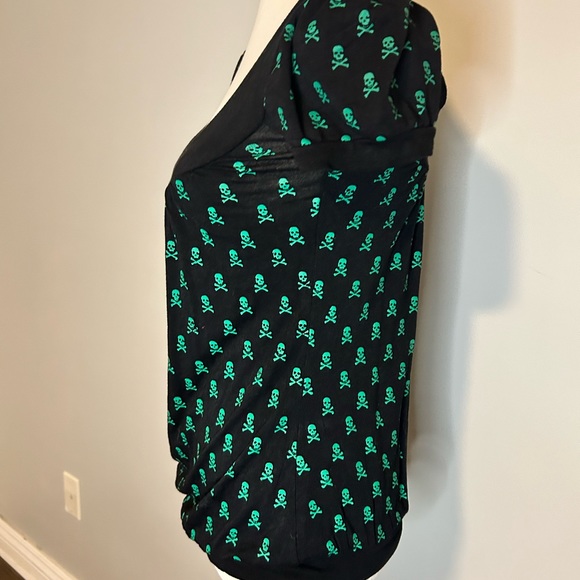 90's Skull and Cross Bone Capped Sleeve Women's Blouse with Scoop Neckline Med - Picture 4 of 6
